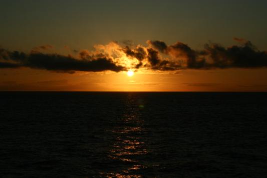 Pôr-do-sol algures pelo oceano Atlântico