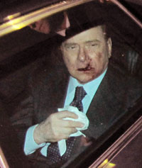 Berlusconi levou um murro!