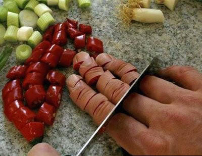 Homem corta o dedo… e comeu!