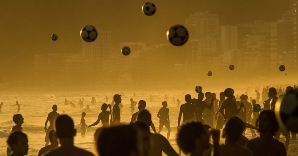 10jan2014---pessoas-jogam-futebol-ao-por-do-sol-na-praia-de-ipanema-no-rio-de-janeiro-1389368002373_956x500