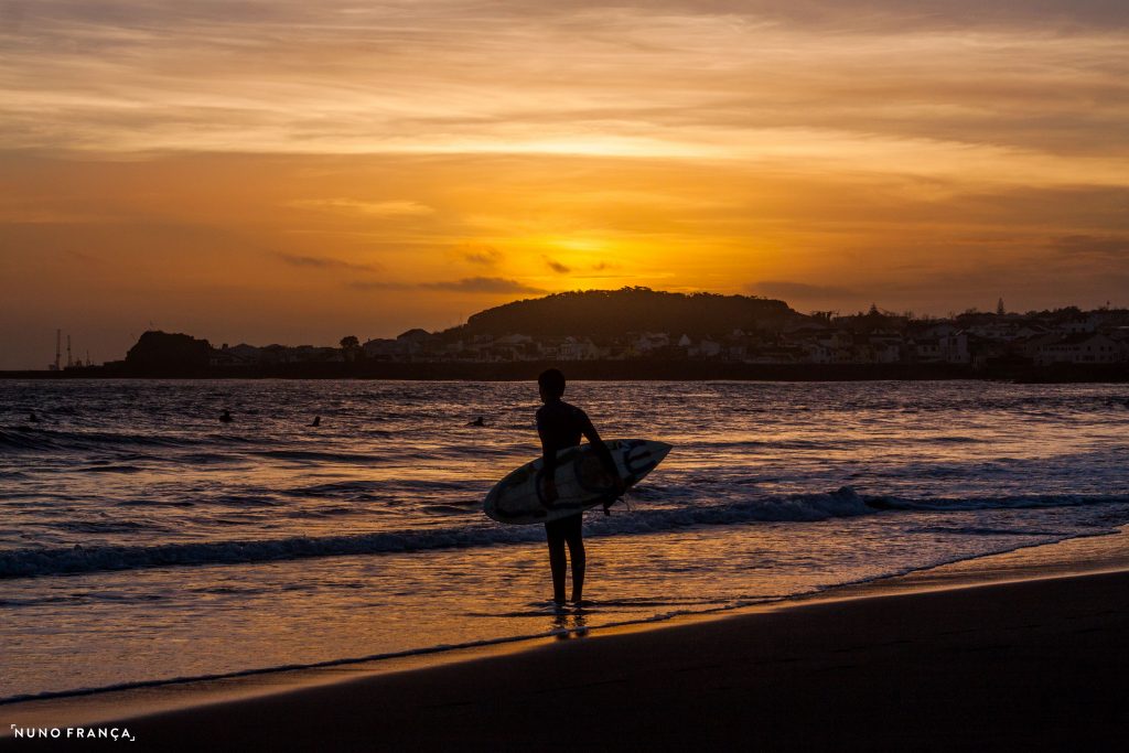 Surfista no sunset