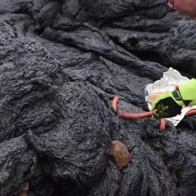 Salsichas cozinhadas no vulcão da Islândia